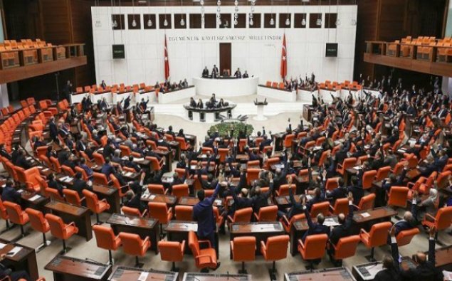 Türkiyədə parlament binası mühasirəyə alındı