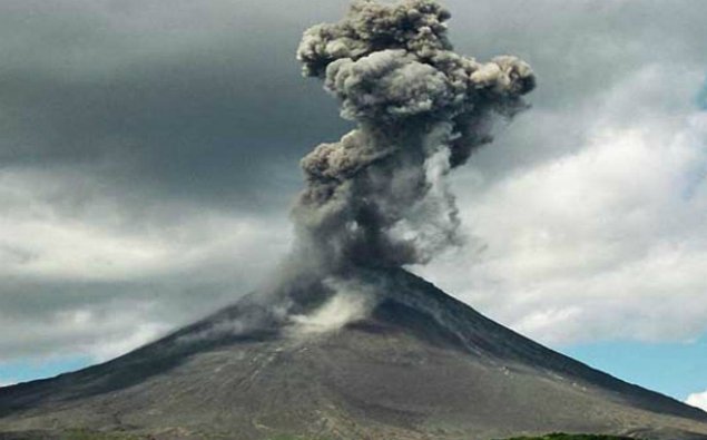 Kamçatka vulkanı 5,5 kilometrədək kül püskürdü