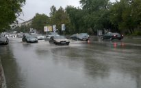 İntensiv yağış Bakıda nəqliyyatın hərəkətini iflic edib