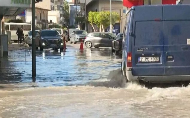 Türkiyədə dənizin səviyyəsi qalxıb, küçələri su basıb