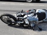 Avtomobil motosikletlə toqquşdu:   sürücü ağır yaralandı