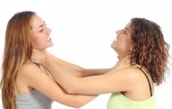 Qadınlar bir-birlərini niyə qısqanır?