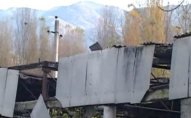 Güclü külək evlərin dam örtüyünü dağıtdı   - Video