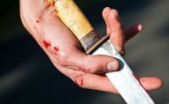 16 yaşlı oğlan 18 yaşlı həmkəndlisini bıçaqladı
