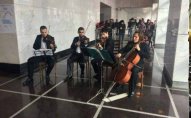 Metroda ilk – Sərnişinlərə canlı konsert verilir   - VİDEO
