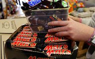“Mars” və “Snickers”lərin içindən plastik çıxdı