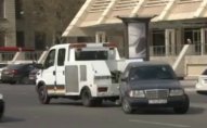 Bakıda “Mercedes”i sürüyən evakuator sürücüsü işdən çıxarıldı   - Video