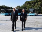 Dövlət başçısı Sumqayıtda yeni avtobuslarla tanış olub