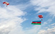 Azərbaycan bayrağı ilə helikopterdən tullandılar - FOTO