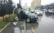 Bakıda qəza: “BMW” iki yerə bölündü – Foto