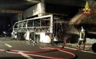 Yeniyetmələrin olduğu avtobus qəzaya düşdü: 16 məktəbli yanaraq öldü - VİDEO