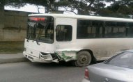 Bakıda sərnişin avtobusu minik avtomobili ilə toqquşdu - FOTO