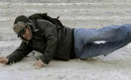 47 yaşlı kişi buz bağlayan yolda yıxıldı - Öldü