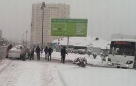 Bakıda polis maşını yolda qaldı - Köməyə vətəndaşlar çatdı