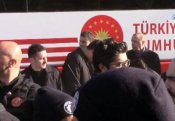 Ərdoğanın mühafizəçisi prezidentin avtobusunun altında qaldı - Video