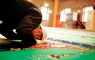 Məscidlərin həyətində namaz qılmaq qadağandır? - Rəsmi AÇIQLAMA