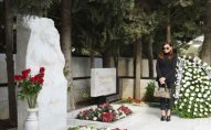 I vitse-prezident Aida İmanquliyevanın məzarını ziyarət etdi - Fotolar