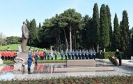 Azərbaycan prezidenti Heydər Əliyevin məzarını ziyarət etdi