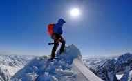İki alpinist qarlı dağlarda itdi - Rusiyada