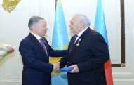 Nazarbayev Oqtay Əsədovu təltif etdi