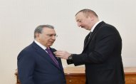 Prezident akademik Ramiz Mehdiyevi təltif etdi
