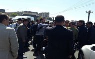 Ermənistanda sement zavodunun işçiləri etiraz edirlər