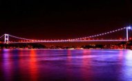 İstanbul boğazındakı körpü dövlət bayrağımızın rənglərində işıqlandırılıb