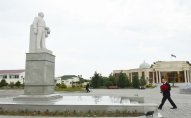 Prezident Goranboyda Heydər Əliyevin abidəsini ziyarət etdi