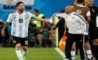 Messi hər kəsin önündə baş məşqçisini biabır etdi