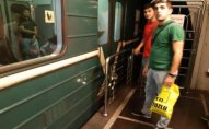 Bakı metrosunda maşinist stansiyaya çatmamış qatarın qapılarını açdı – VİDEO