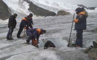 İtkin düşən alpinistin meyiti 4 il sonra buz parçasının içindən tapıldı - FOTO
