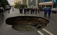 Xırdalanda yol çökdü – Yük maşını çuxura düşdü