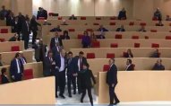 Gürcüstan parlamentində deputatlar arasında dava düşüb - VİDEO