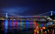 İstanbuluda üç körpü Azərbaycan bayrağının rənglərində işıqlandırılıb