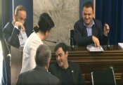 Gürcüstan parlamentində deputatlar arasında dava olub - VİDEO