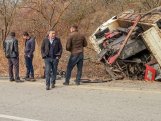 Ağsu aşırımında yük maşını aşdı: yaralananlar var - FOTO