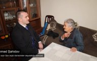 Əhməd Şahidov Güllük kəndində 93 yaşlı nənə ilə görüşüb: “Sizin nəfəsiniz də mənimçün dəstəkdir, köməkdir”
