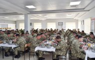 Azərbaycanda əsgərlərə yeməyə okean və dəniz balıqları verilir 