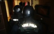 Polisin üstünə zibil atanların evinə belə daxil oldular   - VİDEO