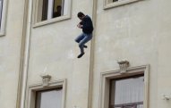 Bakıda polisin restoranda reydi zamanı müştəri özünü 3-cü mərtəbədən atdı