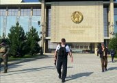 Belarus prezidenti yenidən əlinə avtomat alıb ictimaiyyət qarşısına çıxdı   -FOTO