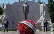 Prezident İlham Əliyev ümummilli lider Heydər Əliyevin məzarını ziyarət edib