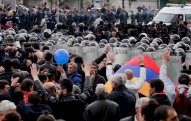 Ermənistanda Müdafiə Nazirliyi önündə aksiya keçirildi
