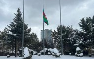 Azərbaycan bayraqları yarıyadək endirildi 