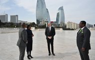 Prezident qonaqlarla Dağüstü parkda - FOTOLAR