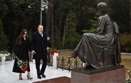 İlham Əliyev Zərifə Əliyevanın məzarını ziyarət etdi