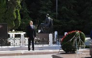 Prezident və ailəsi Heydər Əliyevin məzarını ziyarət etdi
