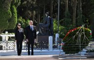 Prezident və birinci xanım Ümummilli Lider Heydər Əliyevin məzarını ziyarət ediblər