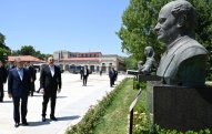 Prezident və Qurbanqulu Berdiməhəmmədov Natəvan, Bülbül və Üzeyir Hacıbəylinin güllələnmiş heykəllərinə baxıb