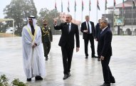 Prezidentlər Şuşada güllələnmiş heykəllərə baxdılar